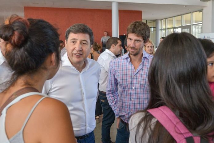 Juan Andreotti y Daniel Arroyo en la entrega de Tarjetas Alimentarias en San Fernando