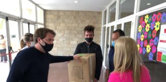 Tigre: Campbell y Cernadas entregaron barbijos en el hospital