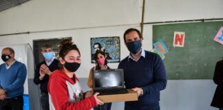 Escobar: Ariel Sujarchuk realizó la primera entrega de netbooks a través del programa nacional Aprender Conectados