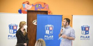 Pilar: Achával entregó netbooks y tablets en Lagomarsino junto a Agustina Vila