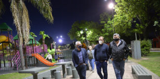 Tigre: Julio Zamora verificó el funcionamiento de la nueva iluminación de la Plaza Mariano Moreno de La Paloma