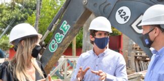 San Fernando: Juan Andreotti y Malena Galmarini supervisaron la instalación de conductos cloacales en el barrio Mil Viviendas