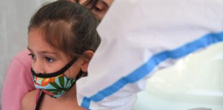 San Fernando: Colabora en la entrega del Servicio Alimentario Escolar y vacuna a los niños