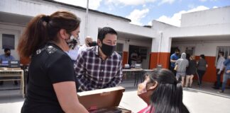 Malvinas Argentinas: Nardini entregó una nueva tanda de netbooks a jóvenes del municipio