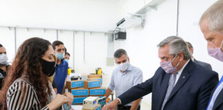 El Presidente visitó la Universidad de Hurlingham donde se producen los Medidores de CO2 “Aire Nuevo”