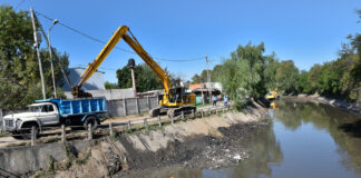 Tigre: El Municipio continúa con labores de limpieza en el arroyo El Claro de Benavídez