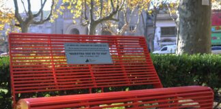 San Fernando: Se instaló un Banco Rojo en la Plaza Mitre para concientizar sobre la violencia de género