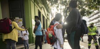 El Gobierno bonaerense habilitó a que se retomen algunas prácticas presenciales en escuelas