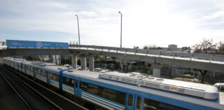 El ministerio transporte y trenes argentinos inauguraron el primero de los puentes modulares para la línea sarmiento