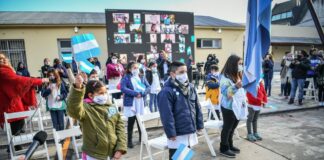 Escobar: Sujarchuk encabezó el emotivo acto de promesa a la bandera junto a alumnos y alumnas de 4° grado en la Escuela 5 de Garín