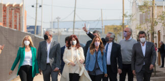 El Presidente, junto a la Vicepresidenta, encabezan la entrega de la vivienda número 20.000 de su gestión de gobierno