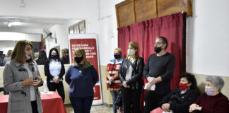 Tigre: La concejala Gisela Zamora acompañó la entrega de nuevos anteojos a adultos mayores