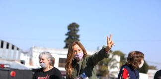 Tolosa Paz llevó la propuesta electoral a los barrios y participó de una caminata por el centro comercial de calle 12 en la capital bonaerense