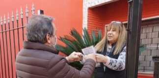 Escobar: Costa entrega personalmente boletas a domicilio