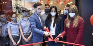 Malvinas: Correa participó de la inauguración de un local de Mostaza en la ciudad de Grand Bourg