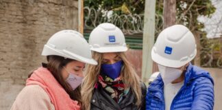 Malena Galmarini y Mayra Mendoza recorrieron la obra de agua potable en el barrio azul