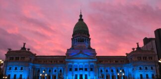 El Congreso, iluminado de azul por el Día Nacional de las Personas Sordas