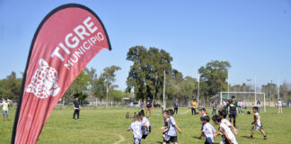 Tigre: Julio y Gisela Zamora lanzaron la Liga Municipal Infantil de Baby Fútbol y entregaron material deportivo a los clubes de barrio