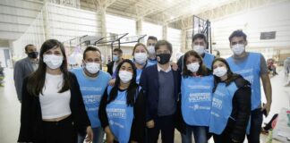 Kicillof en Tres Arroyos: visita al vacunatorio del polideportivo municipal