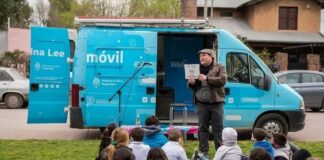 San Fernando: El Bibliomóvil recorre el Municipio para promover la lectura en los barrios con talleres, juegos y artistas