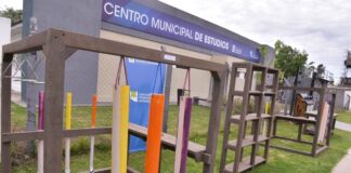 Malvinas: Entrega de mobiliarios hechos con plásticos reciclados
