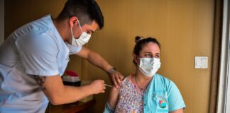 Escobar: Covid-19, la Municipalidad comenzó a vacunar con la tercera dosis a todo el personal de salud del distrito