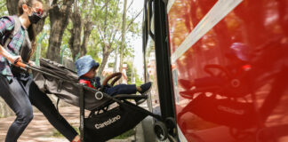 Se habilitará el ingreso y descenso de cochecitos a colectivos por la puerta del medio