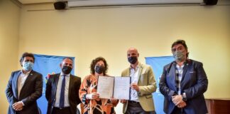Escobar: La ministra Vizzotti le entregó a la Municipalidad la resolución oficial para producir aceite de cannabis con fines medicinales