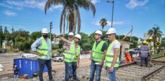 Escobar: Sujarchuk y Beto Ramil supervisaron la prueba de resistencia de la estructura ferroviaria del paso bajo nivel de la calle Pablo Podestá