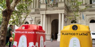 San Fernando: Se instaló en la plaza Mitre una nueva campana para recolección de ´Botellas de Amor´