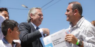 “Llevamos entregadas 40 mil viviendas en todos los lugares del país, y las viviendas llegan más allá de quienes gobiernan”, dijo el Presidente