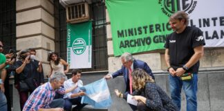 El Presidente y el ministro de Pedro descubrieron una baldosa en memoria de dos trabajadores detenidos desaparecidos del Ministerio del Interior