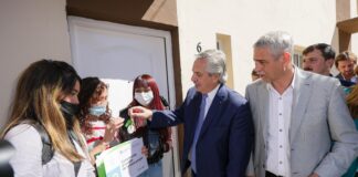 El Presidente entregó viviendas y recorrió el Barrio Azul en Avellaneda, donde dialogó con vecinas y vecinos