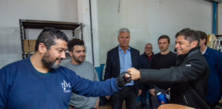 Kicillof recorrió las nuevas instalaciones de la empresa de instrumentos musicales Tevelam