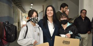 Malvinas: Noe Correa entregó manuales y netbooks en escuelas