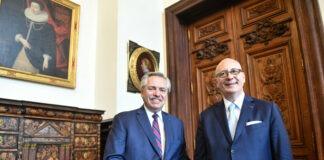 El Presidente visitó la Universidad de La Sorbona, se reunió con el Consejo Académico y recibió una medalla