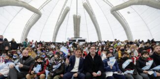 Kicillof encabezó el acto de promesa de lealtad a la Bandera de estudiantes bonaerenses