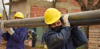 AySA duplicará la cobertura de agua potable y triplicará la de cloacas en barrios vulnerables