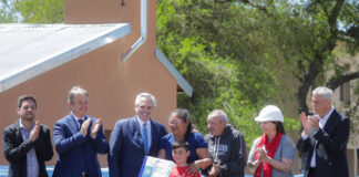 “La mejor forma de cumplir con Néstor es ésta, trayendo dignidad a familias argentinas”, destacó el Presidente al entregar viviendas en Almirante Brown