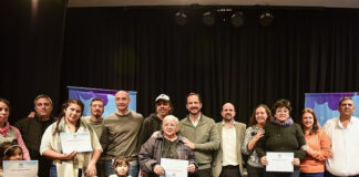 Escobar: Ariel Sujarchuk entregó 34 microcréditos a emprendedores y emprendedoras de la economía social