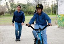 Marinucci: “Trabajamos por y para la gente” — entregas de Pases Libres, cascos y bicicletas en Giles, Exaltación y Zárate