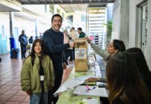 Malvinas : Leo Nardini votó en el Instituto Alfonsina Storni de Grand Bourg