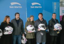 San Martín: Marinucci entregó cascos y pidió a los motociclistas usar siempre la protección Martín Marinucci entrega cascos gratuitos a motociclistas en San Martín junto al intendente Fernando Moreira.