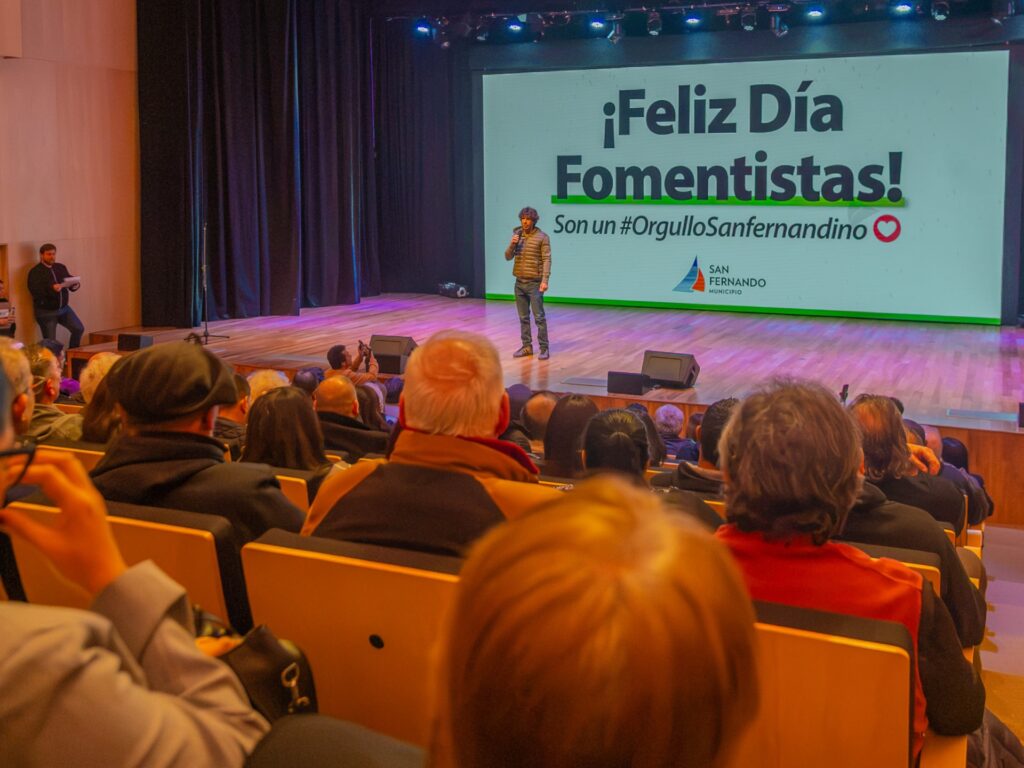 Juan Andreotti junto a representantes de clubes y sociedades de fomento de San Fernando
