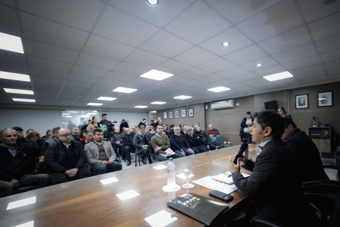 Axel Kicillof durante su visita a Chaco y el encuentro con intendentes y dirigentes locales.