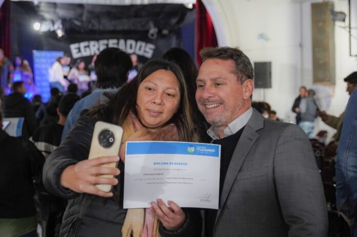 GACETILLA - Entrega diplomas CFP Entrega de diplomas a 235 egresados del Centro de Formación Profesional Paula Albarracín de Ituzaingó.