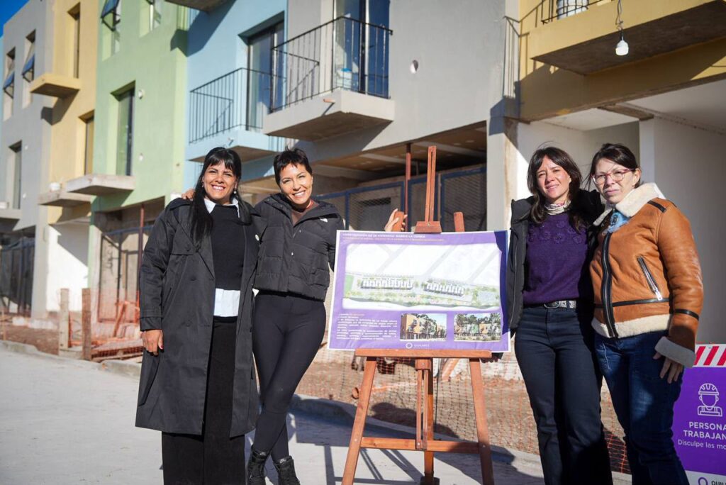 Mayra Mendoza recorre las viviendas del barrio La Odisea en Quilmes