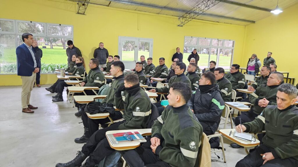 Ramón Lanús junto a aspirantes de la Patrulla Municipal de San Isidro