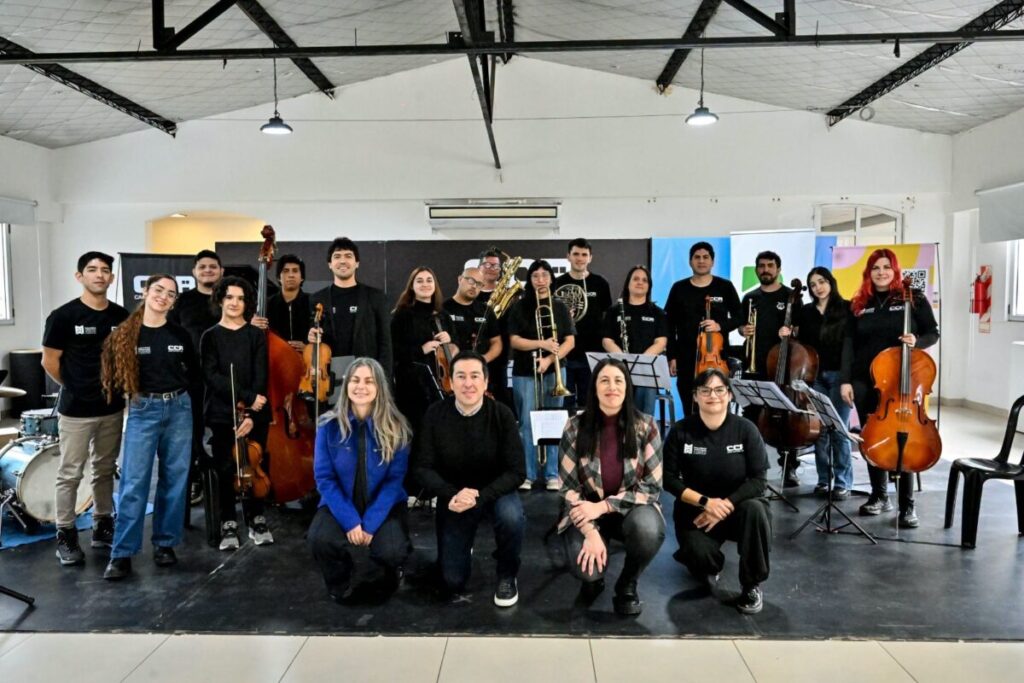 Leo Nardini y Micaela Ferraro durante la entrega de instrumentos a la Orquesta Municipal de Malvinas.