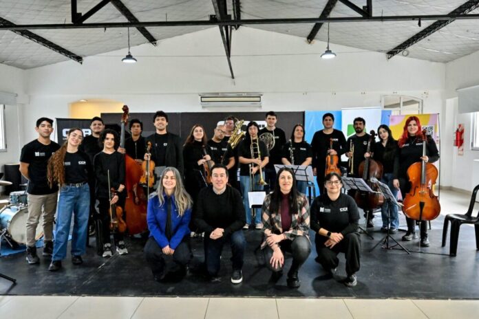 eo Nardini y Micaela Ferraro durante la entrega de instrumentos a la Orquesta Municipal de Malvinas. Leo Nardini y Micaela Ferraro durante la entrega de instrumentos a la Orquesta Municipal de Malvinas.